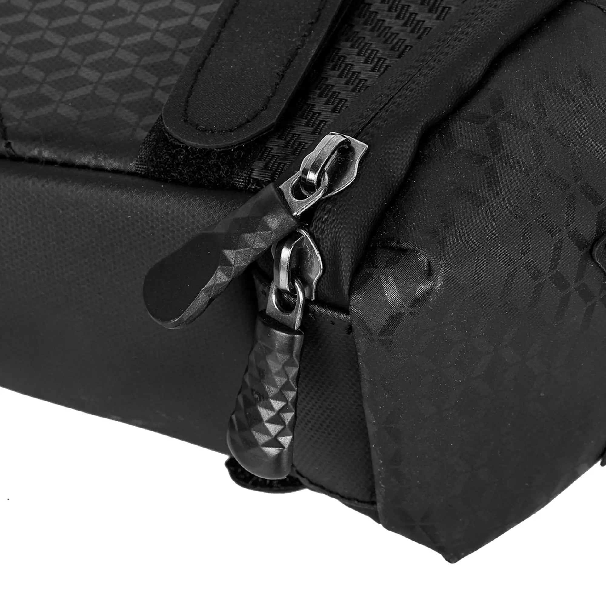 Durable waterproof zipper close-up on Grundig bike seat bag 0.8L
