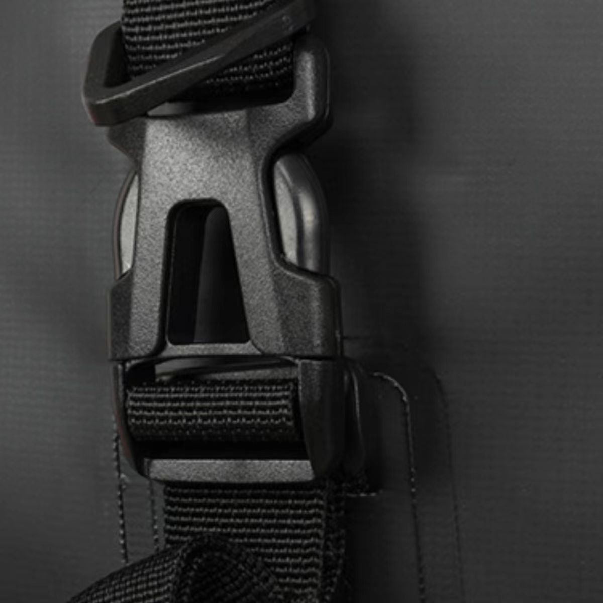 Close-up of buckle detail on Grundig waterproof pannier bag – quick-release design for hassle-free mounting