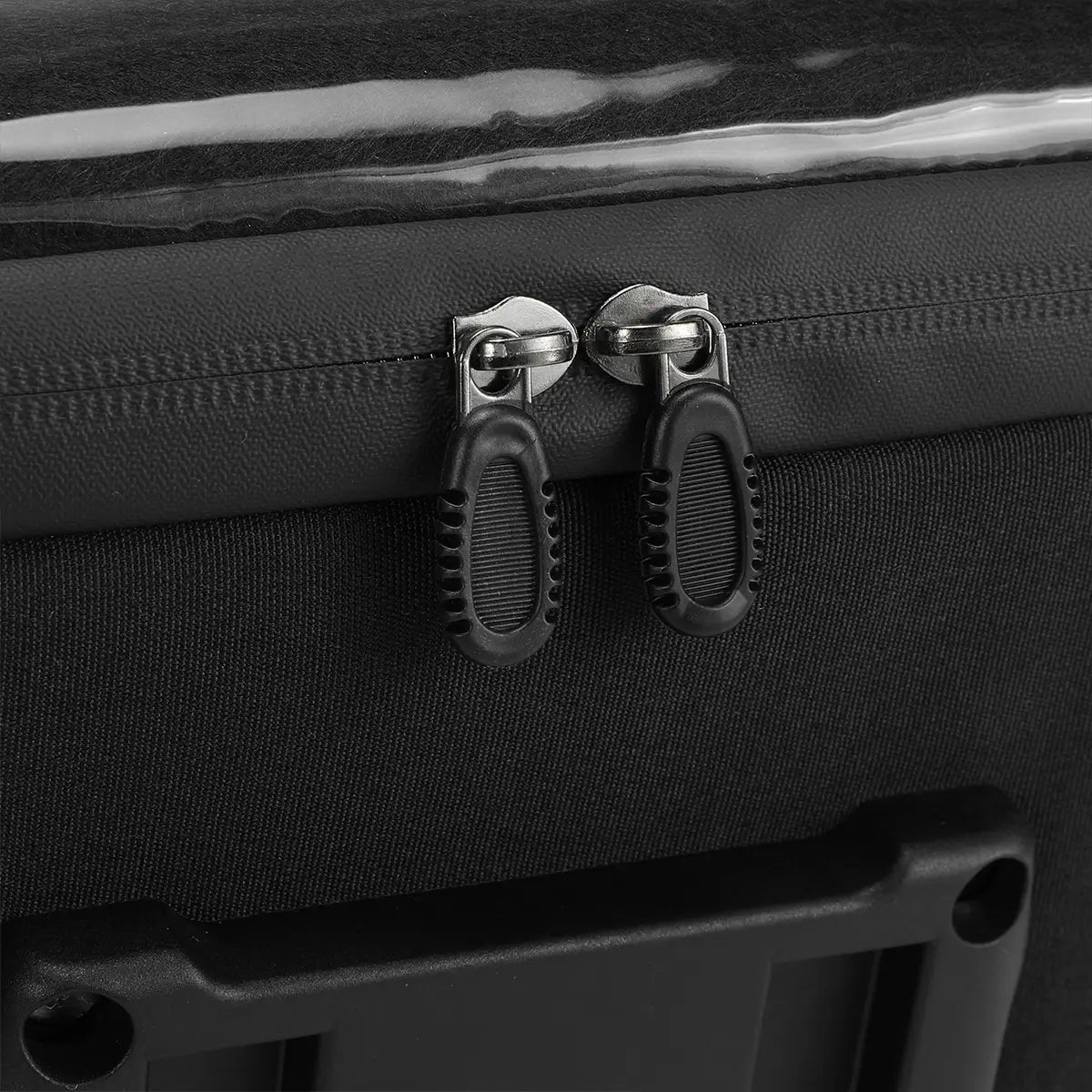 Close-up of waterproof zipper detail on 6L TPU insulated handlebar bike bag, showing durable and water-resistant construction